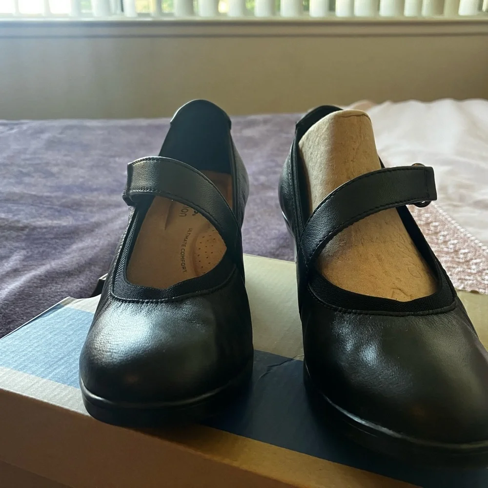 Clarks Emily2 Mabel Black Leather Flats with Classic Design and Polished Finish - Picture 2 of 16